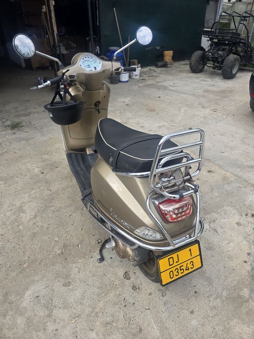 Vand Piaggio Vespa 2011 Cu Limitare de 25 Fără permis