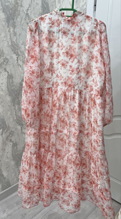 Кофта мен көйлектер сатылады