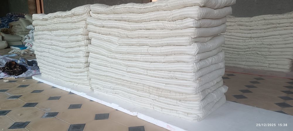 Matraslar va koʻrpa, yosti, pastelar.