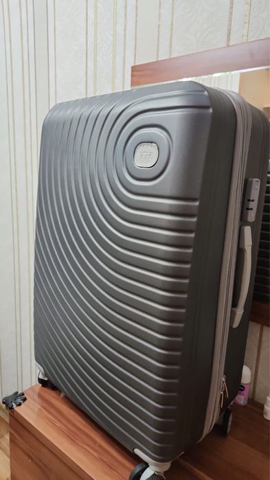 Продается дорожный большой Чемодан