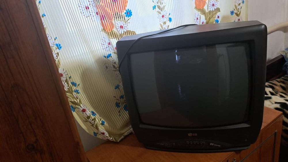 Телевизор LG в хорошем состоянии.