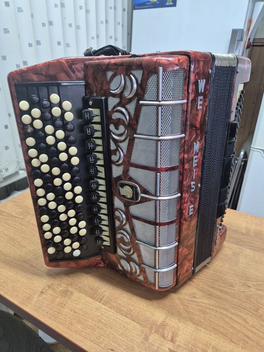 Продаётся баян weltmeister grandina