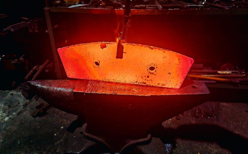 Крепкий металл .