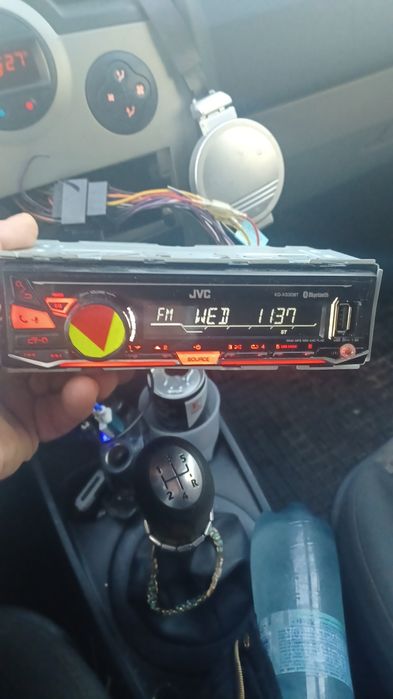 Casetofon auto Bt audio usb aux etc... JVC functioneaza perfect se poa