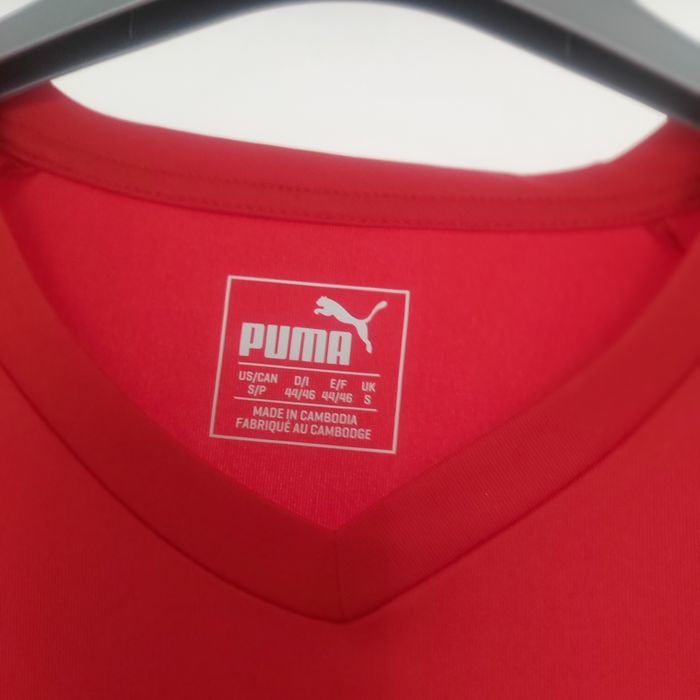 Vind pantaloni marca Puma marimea L și un tricou  marca Puma marimea S.