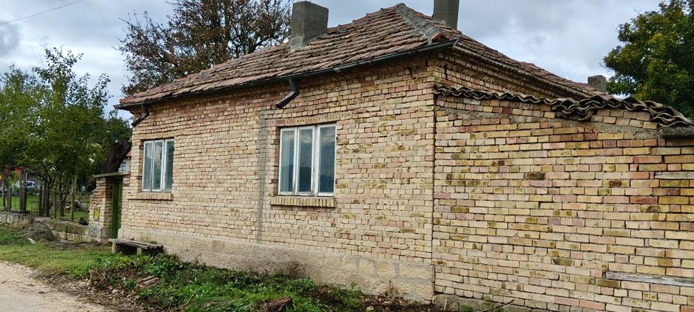 Къща - 1200кв² за козметичен ремонт