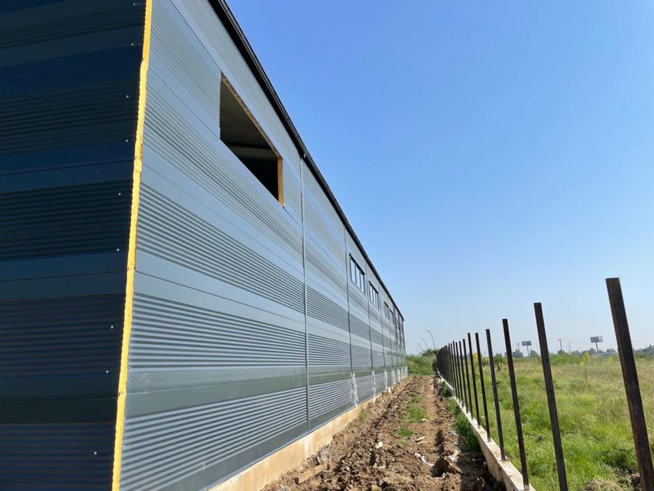 Vand Hala Metalica cu panouri sandwich completa