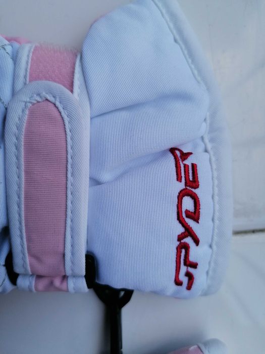 Продавам детски ръкавици с пръсти Spyder. Ръкавиците имат пристягане н