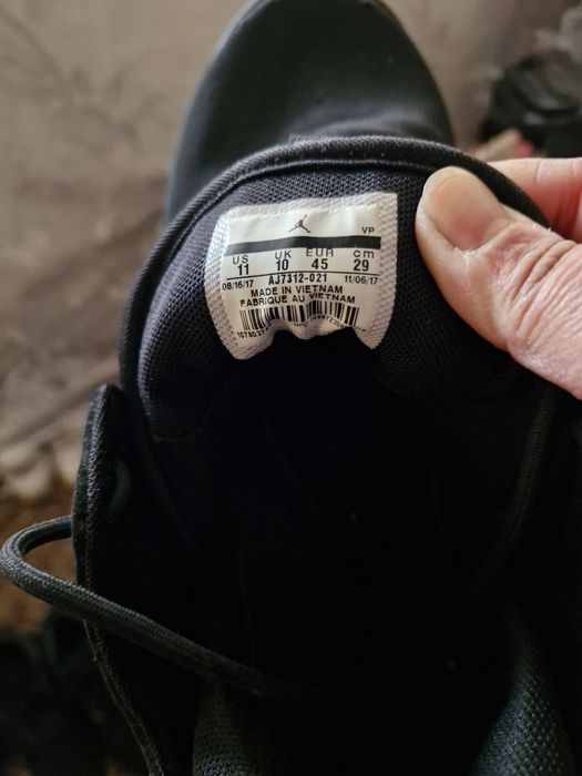 Продават се мъшки маратонки