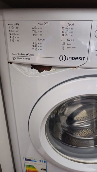 Vând mașina de spalat slim Indesit