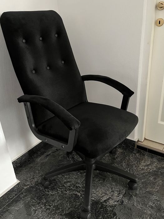 Scaun birou ergonomic negru, catifea, cu roti si brate