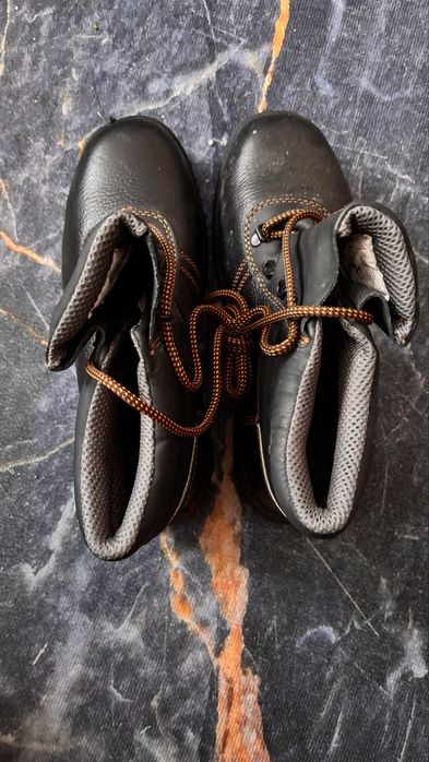 Продам робачие ботинки три пары