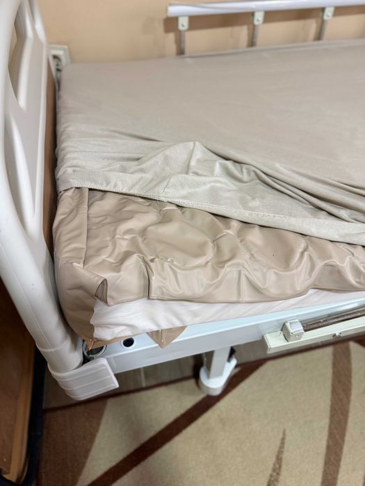 Механично болнично легло с четири секции ЕРГО с дунапренен матрак и антидекубитален дюшек