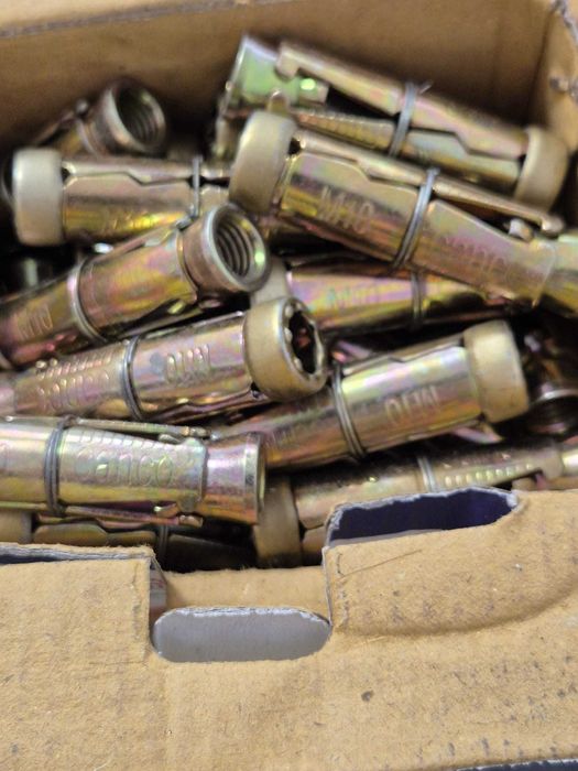 Conexpand metalic pentru fixari in beton