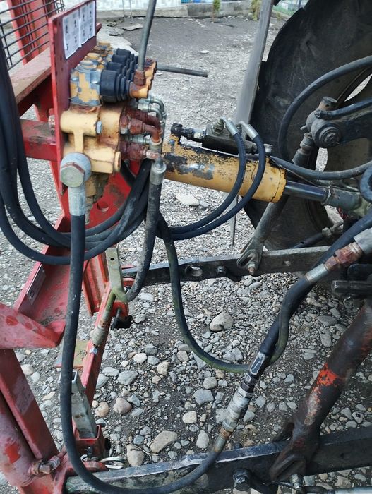 Vând încărcător tiranți aproape nou