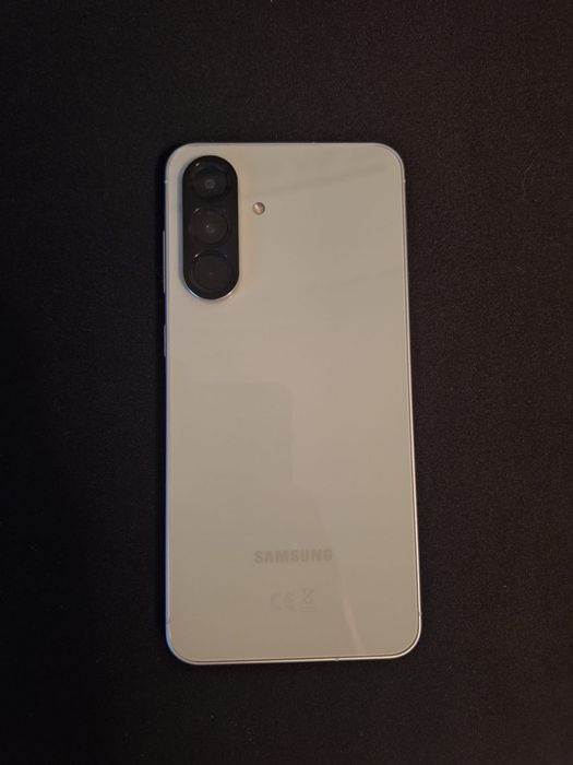 Samsung a56 5g 256 GB 8 GB ram are folie pusă ofer și 2 huse și cutie