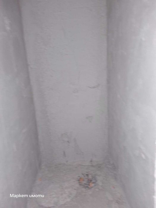 Три стаи с бокс, Езикова гимназия