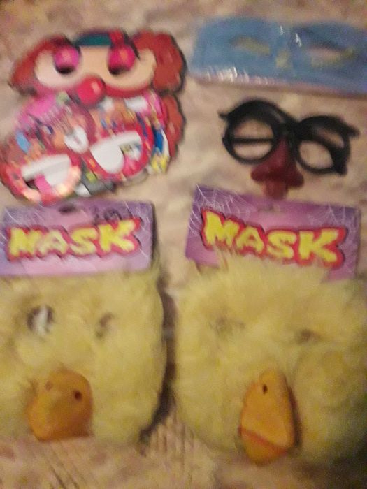 мишура, маски, игрушки