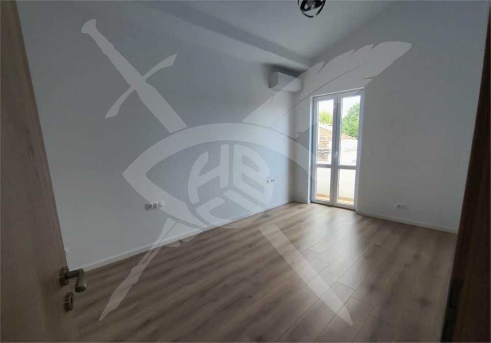 Дава се под наем Четиристаен апартамент в Варна, Център - 120 кв.м за 1000 € - Снимка #2