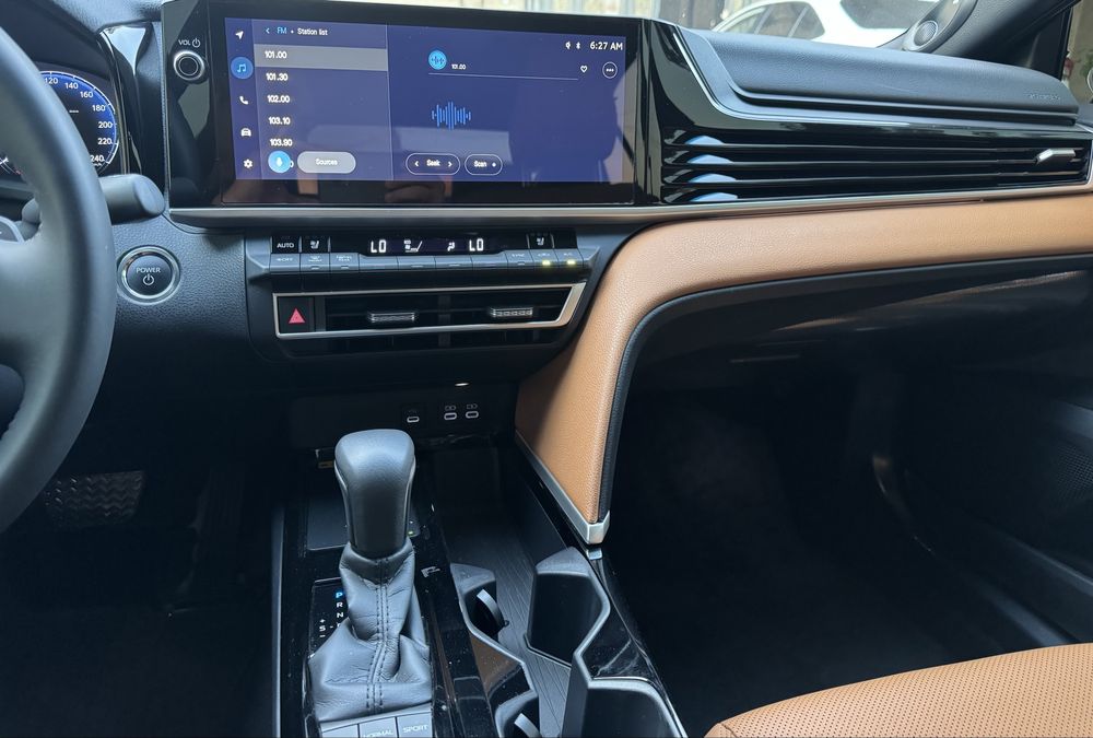 Toyota Camry 2025 — 2