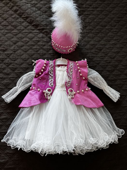 Тақия, жакет, көйлек