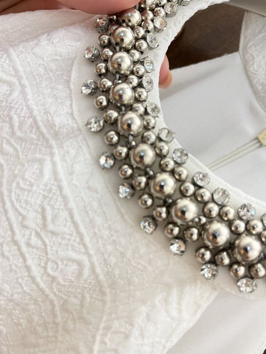 Бяла рокля с камъни