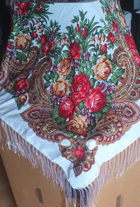 Batic/ sal 107x107  cm cu franjuri