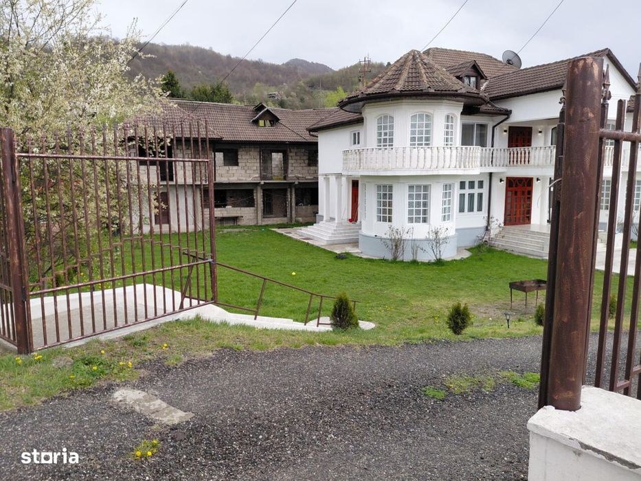 Casa cu 5 camere + teren intravilan de 1209 mp in Iscroni- Aninoasa