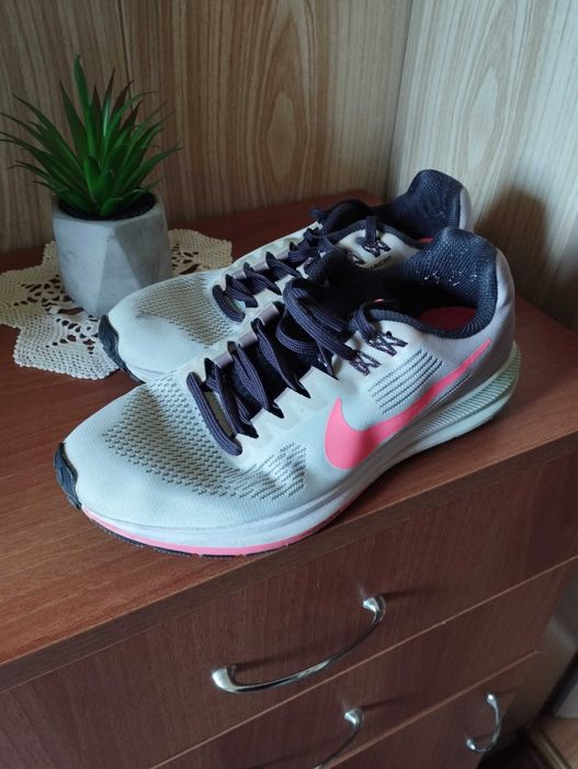 Продавам дамски маратонки