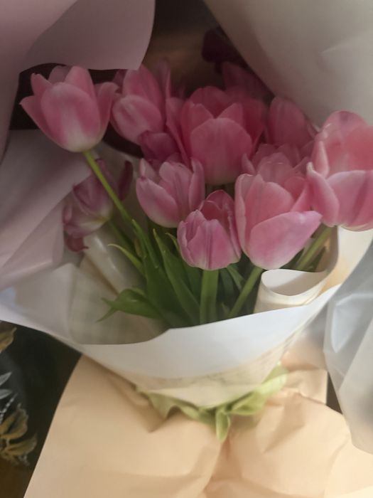 Цветы свежие. Тюльпаны, розы