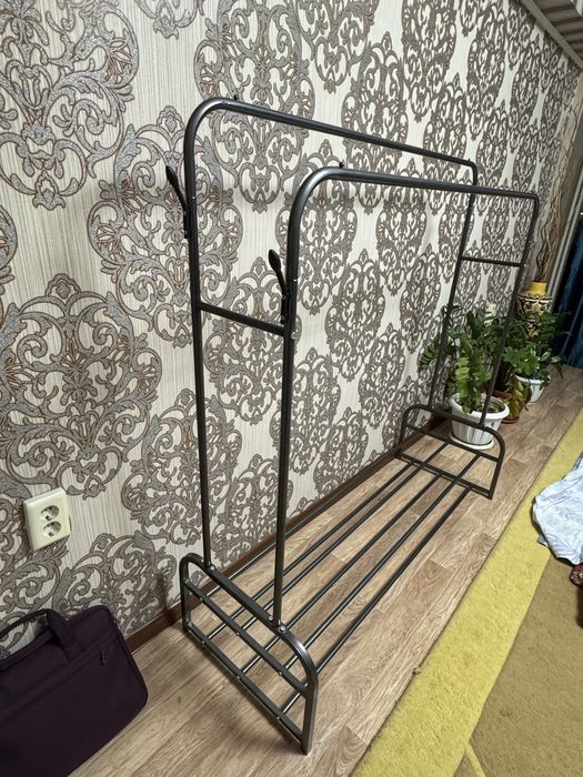 Продам новую вешалку для одежды