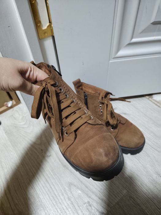 Продам женские ботинки