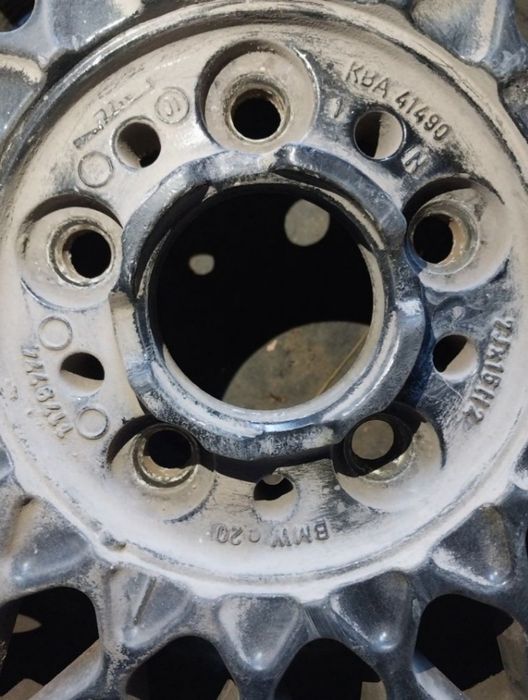 Диски R15 на BMW. Один отличается.