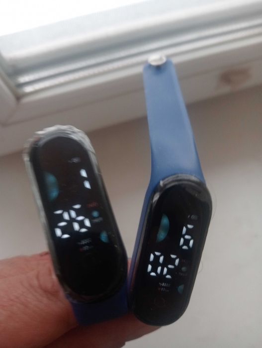 Часы ремешковый две штуки за 1800