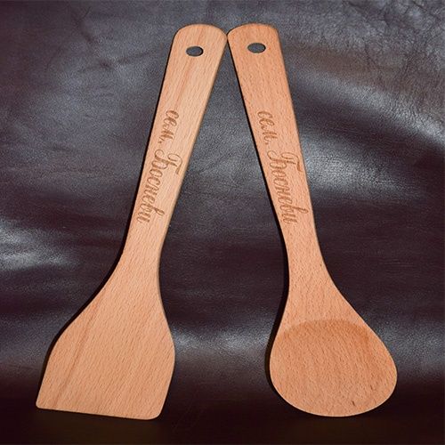 Гравирана кухненска дъска за рязане и два броя прибори от дърво