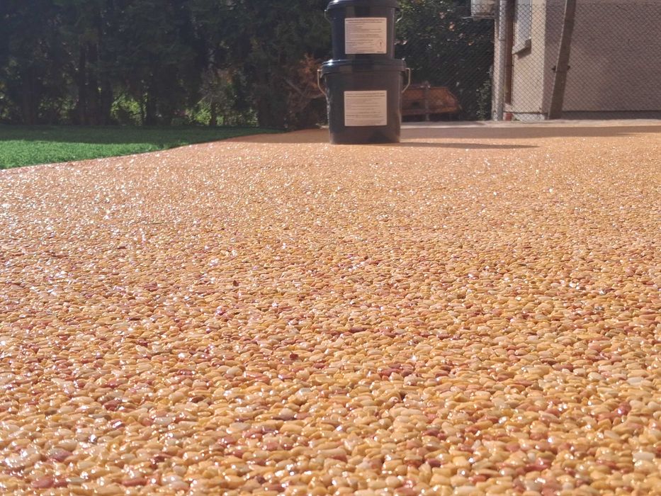 Продавам прозрачна полиуретанова смола за каменен килим.