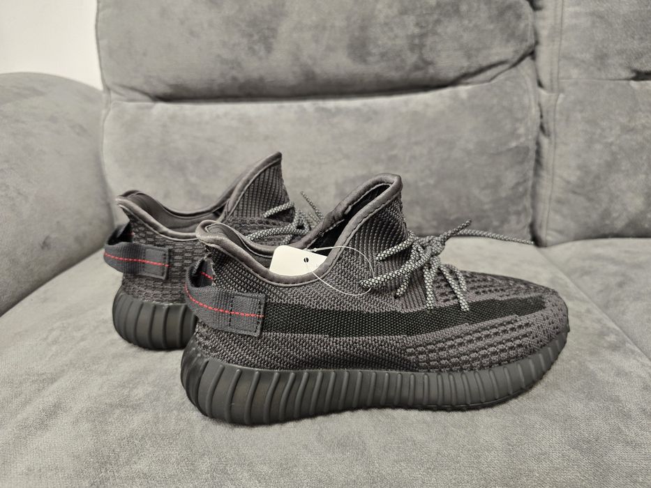 Adidas yezzy nr 40 int 25,5 cm pret 335 lei