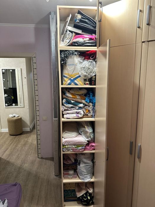 Угловой шкаф в месте с пиналом