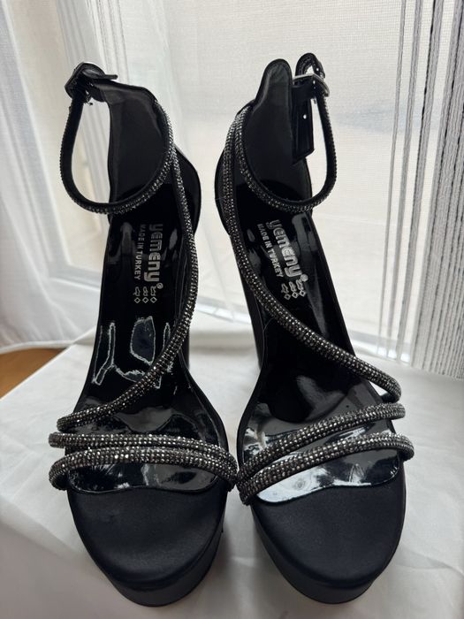 Черни сандали на ток