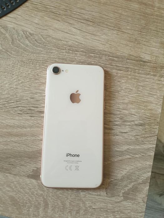 Продавам iPhone 8 бял