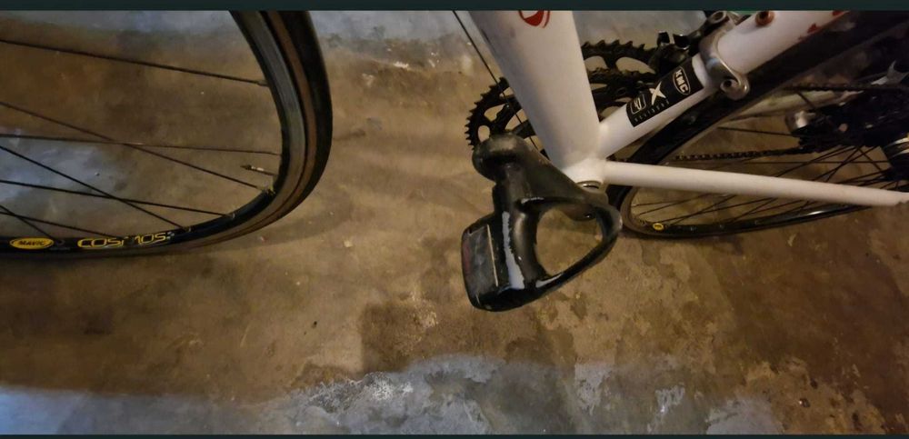 Bicicleta carbon folosita la antrenamentele pentru turul frantei