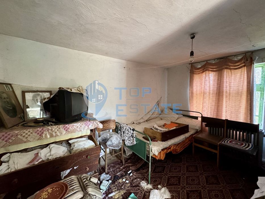 Двуетажна тухлена къща с кладенец и голям двор в село Александрово, о