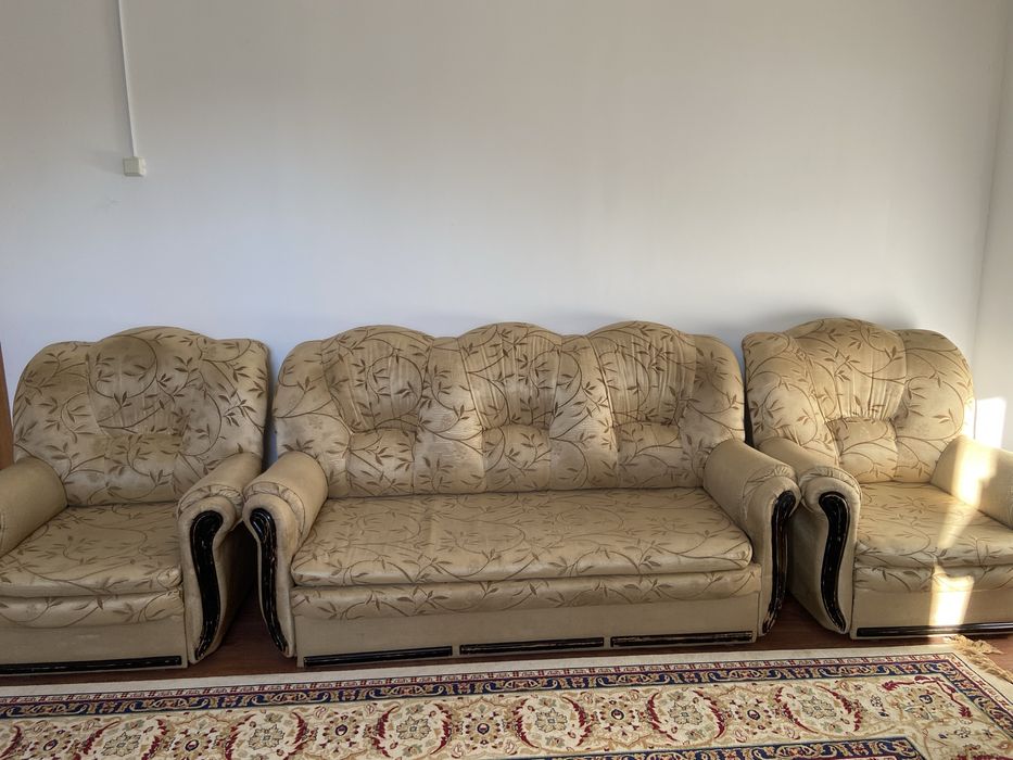 Продам диван (раскладной). В хорошем состоянии.