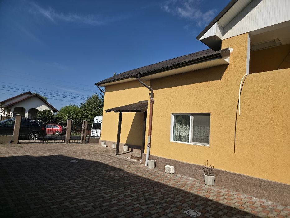 Vând casa P+E si teren