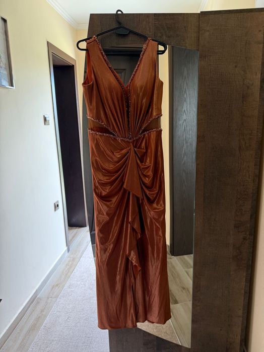 Ефектна вечерна рокля в меден цвят