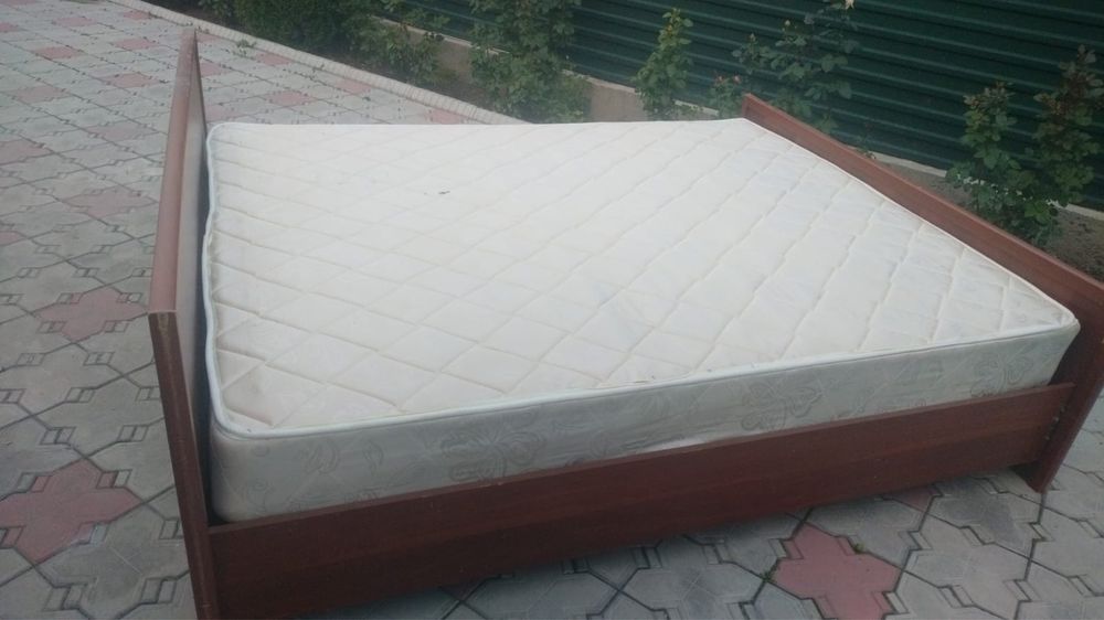 Кровать и 2 тумбочки