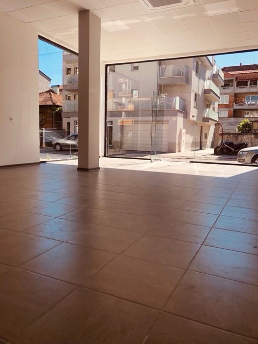 Дава се под наем Магазин в Асеновград - 68 кв.м за 478.38 € - Снимка #1