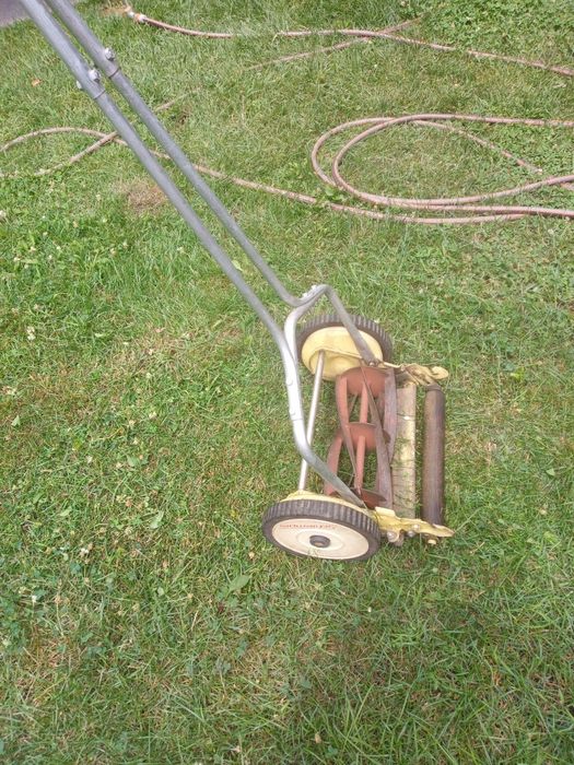 vând mașină manuală de tuns iarbă,gazon,veche