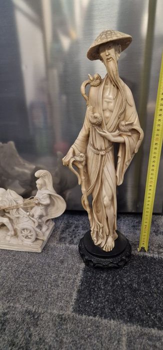 Statuete din raşină.