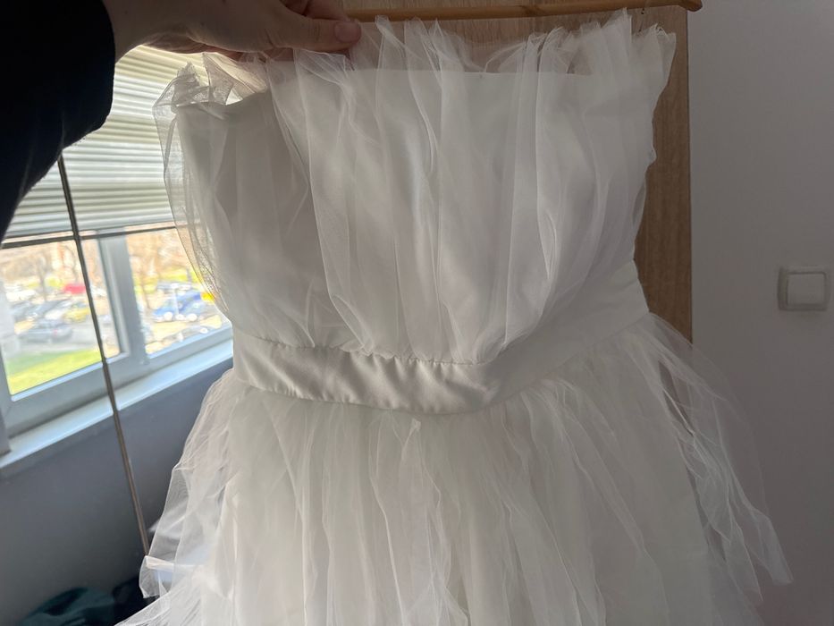 Тюлена бяла рокля за специални поводи